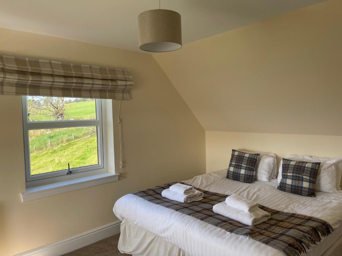 Highland Farm Cottages Дингуолл Экстерьер фото